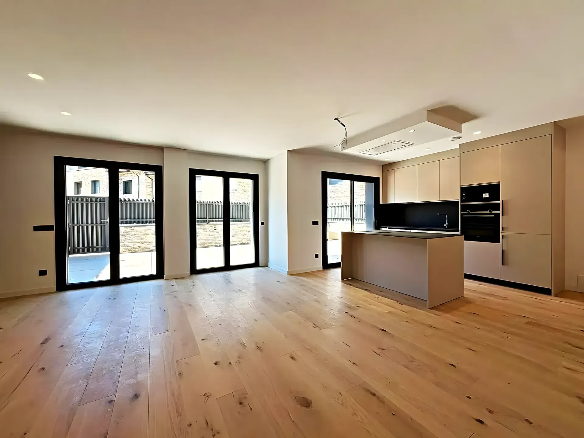 Espai diàfan acabat de reformar amb parquet de roure i il·luminació encastada
